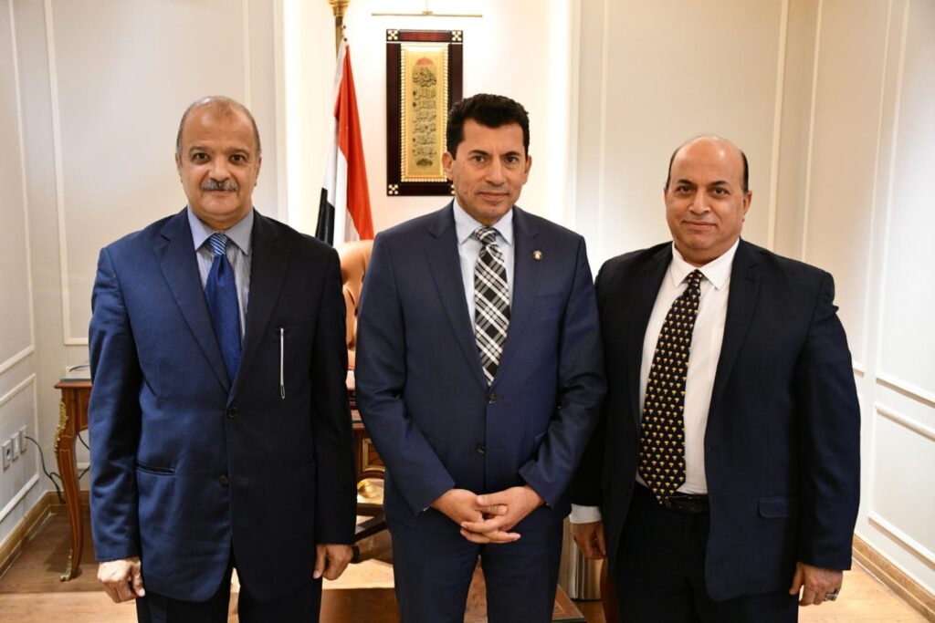الدكتور أشرف صبحي وزير الشباب والرياضة بالكاتب والسيناريست محمد الباسوسي رئيس مهرجان الغردقة لسينما الشباب والكاتب الصحفي قدري الحجار مدير المهرجان